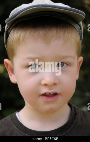 Ritratto di un giovane ragazzo di 4 anni Foto Stock