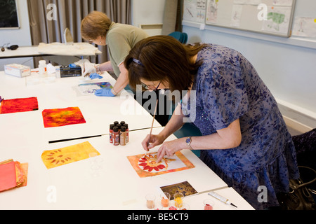 Regno Unito, Inghilterra, Yorkshire, Keighley Cliffe Castle Museum, corso di tessili, le donne la tecnica a stencil di velluto, devore tecnica Foto Stock