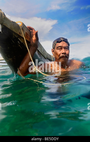 Pescatore con piroga, immersioni subacquee per il polpo, presi in Samoa, Foto Stock