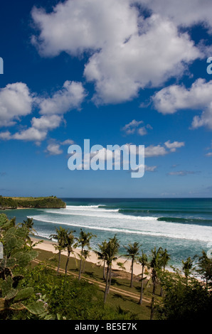 [Surf]. Set di onde perfette e laminazione attraverso Balangan Beach. Bali, Indonesia Foto Stock