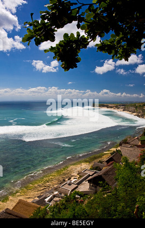 La vista dalla cima della scogliera di Bingin beach. Bungalow di bambù e grandi onde avvicinarsi Dreamland beach. Bali, Indonesia Foto Stock