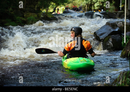 Una persona in kayak sul fiume Tryweryn, nazionale bianco centro d'acqua, canoa sport acquatici vicino a Bala Gwynedd north Wales UK Foto Stock