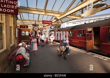 Regno Unito, Inghilterra, Yorkshire, Keighley e vale la pena di Valley Steam Railway Station ai passeggeri di salire a bordo treno Foto Stock