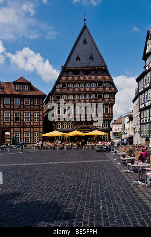 La piazza del mercato con il Baeckeramtshaus baker's guild house e la Knochenhaueramtshaus macelleria guild house, Hildesheim, Lowe Foto Stock