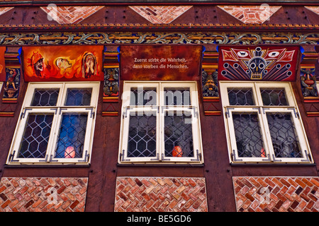 Dettaglio della parte anteriore del Knochenhaueramtshaus macelleria guild casa sulla piazza del mercato, Hildesheim, Bassa Sassonia, Germania, Foto Stock
