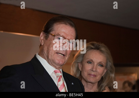 L'attore inglese e ex James Bond attore Sir Roger Moore con la consorte signora Kristina Tholstrup Foto Stock