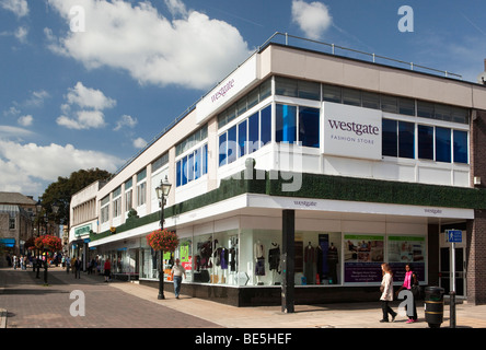 Regno Unito, Inghilterra, Yorkshire, Keighley, Hanover Street, Westgate Home Store Foto Stock