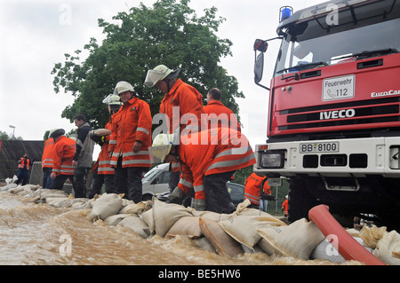 I Vigili del Fuoco in azione dopo le inondazioni da piogge pesanti di Weil der Stadt, Baden-Wuerttemberg, Germania, Europa Foto Stock