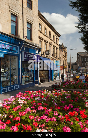 Regno Unito, Inghilterra, Yorkshire, Keighley, East Parade negozi, architettura vittoriana Foto Stock