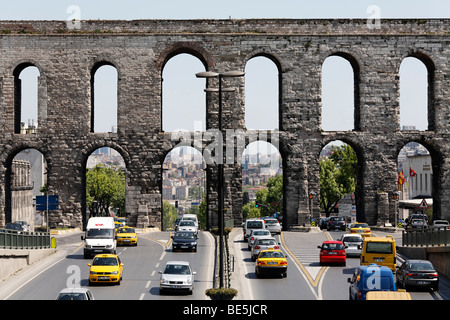 Valens acquedotto, due storeyd, bizantino acquedotto arcuato, Ataturk Bulvari, Istanbul, Turchia Foto Stock