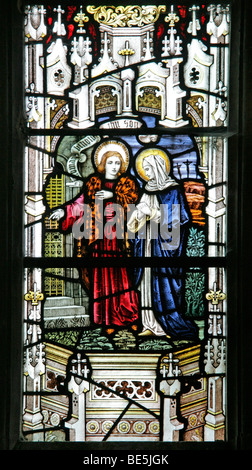 Una vetrata raffigurante Maria presso il sepolcro di Cristo, Welbourn Chiesa, Lincolnshire Foto Stock