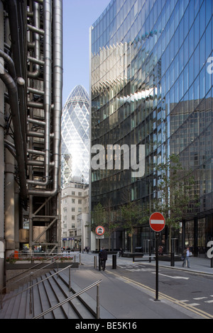 30 St Mary Axe Gherkin Swiss Re e la Lloyds Building London Inghilterra England Foto Stock