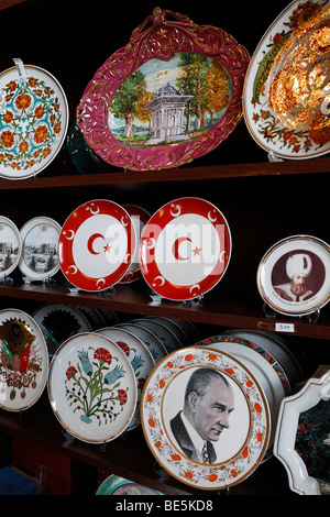 Fila di Turco piastre di souvenir con un ritratto di Mustafa Kemal Atatuerk, Palazzo Dolmabahce, Besiktas, Istanbul, Turchia Foto Stock