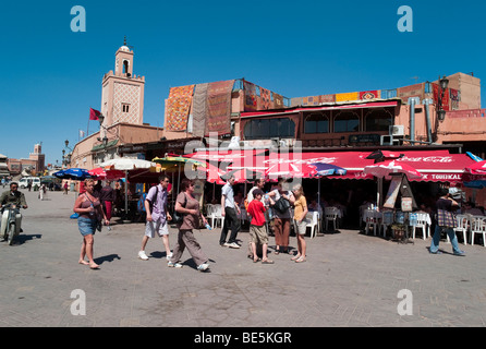 Tappeto dealers.Djemaa el Fna, il famoso mercato medievale, Djemaa el Fna, Medina, Marrakech, Marocco, Africa Foto Stock