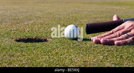 Messa in modo diverso, golf club è utilizzato come un biliardo cue Foto Stock