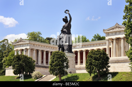 Bavaria statua con Hall of Fame al Theresienhoehe a Monaco di Baviera, Baviera, Baviera, Germania, Europa Foto Stock