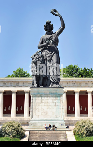 Bavaria statua con Hall of Fame al Theresienhoehe a Monaco di Baviera, Baviera, Baviera, Germania, Europa Foto Stock