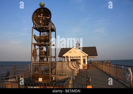 L'acqua alimentata orologio sul molo Southwold, Suffolk, Inghilterra, Regno Unito. Foto Stock