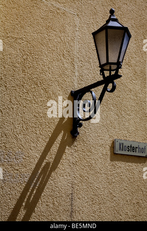 Lanterna sulla parete di un monastero, Germania, Europa Foto Stock