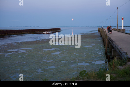 Tour serale. Un motore fuoribordo di piccole dimensioni per le gite in barca lungo il canale verso Punta lunga e una luna crescente. Foto Stock