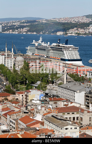 Vista sui tetti di Galatasaray sul Bosforo, una grande nave da crociera sul molo di Tophane, Istanbul, Turchia Foto Stock