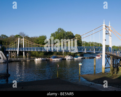 Teddington Lock passerella sul Tamigi tra Teddington e prosciutto, Riverside percorso in corrispondenza di Teddington Lock. Middlesex. Regno Unito. Foto Stock