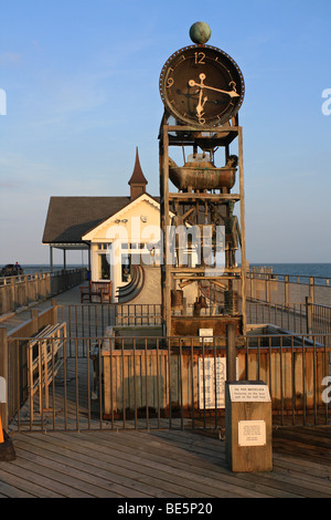 L'acqua alimentata orologio sul molo Southwold, Suffolk, Inghilterra, Regno Unito. Foto Stock