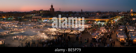 Djemaa el Fna, il famoso mercato medievale, Djemaa el Fna, Medina, Marrakech, Marocco, Africa Foto Stock