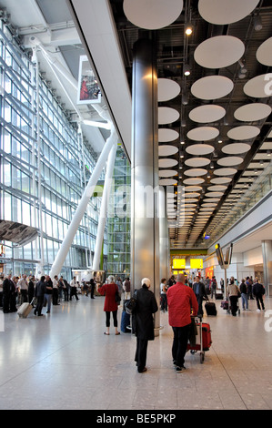 International area degli arrivi al Terminal 5 di Heathrow Airport. London Borough of Hounslow, Greater London, England, Regno Unito Foto Stock