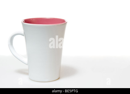 Tazza di ceramica su sfondo bianco con spazio di copia Foto Stock