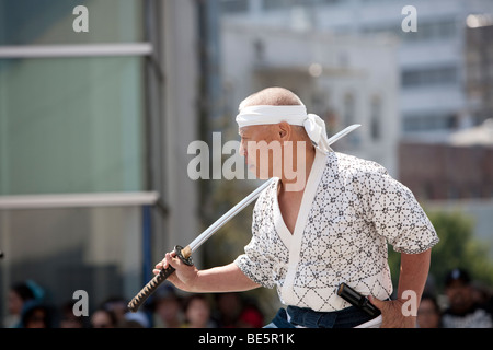 Arimura Yuhji dimostra spada forme per settimana Nisei in LA's Little Tokyo su agosto 15th, 2009. Foto Stock