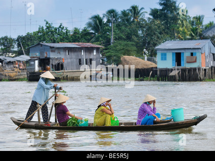 Quattro donne con i tradizionali cappelli di paglia conici sul fiume Mekong, Delta del Mekong, Vietnam Asia Foto Stock