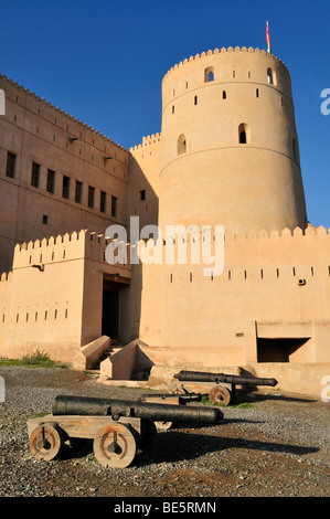 Adobe storica fortificazione Rustaq Fort o castello, Hajar al Gharbi montagne, Batinah regione, il sultanato di Oman, Arabia, Middl Foto Stock