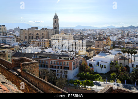 La vista dal Castello Alcazaba al centro storico con la cattedrale, Malaga, Andalusia, Spagna, Europa Foto Stock