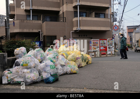 A causa della mancanza di spazio, garbage è smaltito in sacchetti di plastica, Kyoto, Giappone, Asia Foto Stock