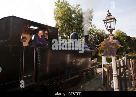 Regno Unito, Inghilterra, Yorkshire, Keighley e vale la pena di Valley Steam Railway, Oakworth Stazione, Taff Vale n. 85 locomotore Foto Stock