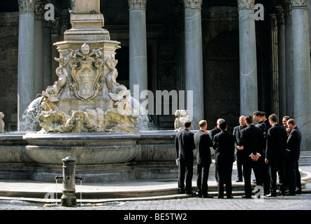 Il Pantheon, Fontana del Pantheon fontana, sacerdote, Piazza della Rotonda, Roma, Lazio, l'Italia, Europa Foto Stock