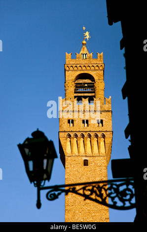 Il campanile di Palazzo Vecchio in Piazza della Signoria a Firenze Toscana Italia Foto Stock