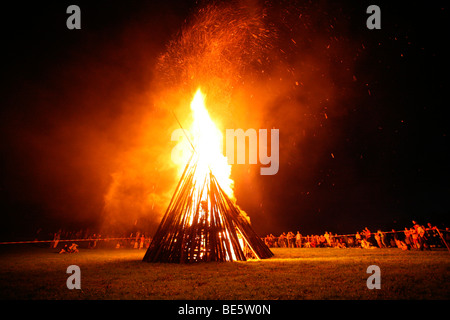 Il falò per la celebrazione della notte di mezza estate in Peretshofen, comunità Dietramszell, quartiere di Bad Toelz Wolfratshausen Foto Stock