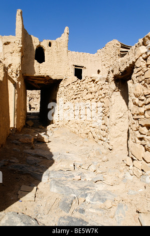 City Gate nella storica città di adobe di Al Hamra, Hajar al Gharbi montagne, Dhakiliya regione, il sultanato di Oman, Arabia, Middl Foto Stock