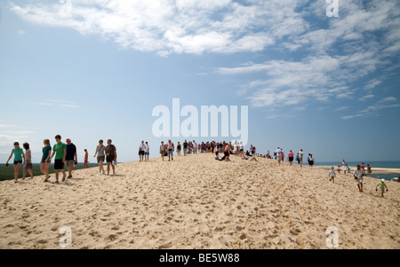 Persone che salgono sulle Dune du Pilat, Aquitaine, Francia Foto Stock