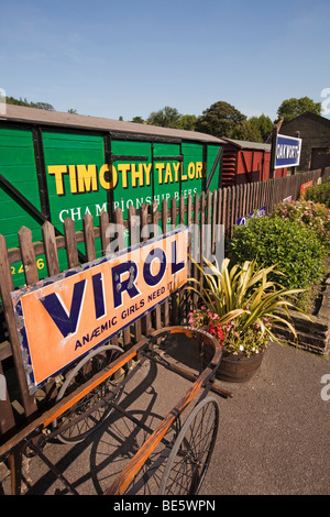 Regno Unito, Inghilterra, Yorkshire, Keighley e vale la pena di Valley Steam Railway, Oakworth piattaforma della stazione Foto Stock