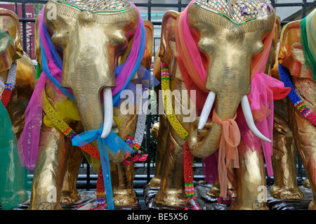 Elefanti in teak decorate con nastri di fortunati, Santuario di Erawan Bangkok, Thailandia, Asia Foto Stock