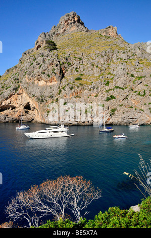 Le imbarcazioni turistiche all'ingresso del Torrent de Pareis Gorge, Sa Calobra, Maiorca, isole Baleari, Spagna, Europa Foto Stock