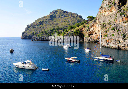 Le imbarcazioni turistiche all'ingresso del Torrent de Pareis Gorge, Sa Calobra, Maiorca, isole Baleari, Spagna, Europa Foto Stock