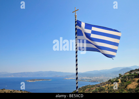 Bandiera Greca nei pressi di Agios Nikolaos o Ayios Nikolaos, Creta orientale, Creta, Grecia, Europa Foto Stock