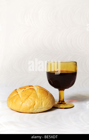 La comunione gli elementi rappresentati da pane e vino Foto Stock