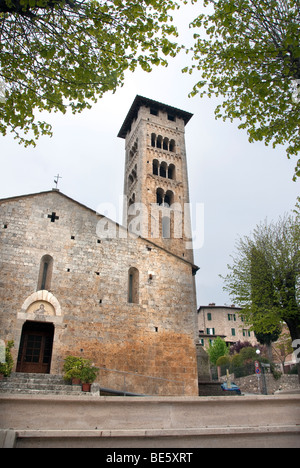 Il campanile romanico o il campanile e la chiesa della Pieve di San Giovanni Battista a Rosia, Sovicille, in provincia di Siena Foto Stock