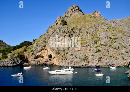 Le imbarcazioni turistiche all'ingresso del Torrent de Pareis Gorge, Sa Calobra, Maiorca, isole Baleari, Spagna, Europa Foto Stock