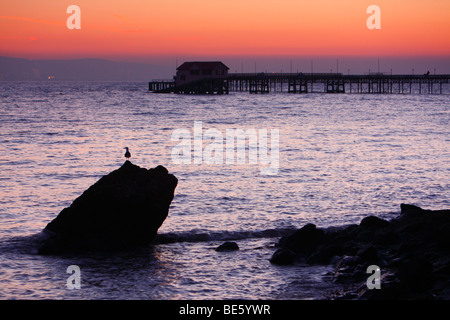 Mumbles Pier, Swansea, West Glamorgan, South Wales, Regno Unito, all'alba Foto Stock